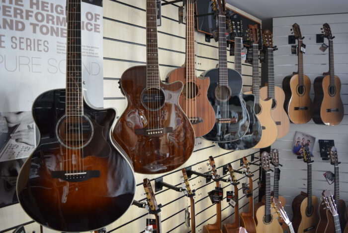 Acoustic Gitarren für Einsteiger von Musikstudio Barth bzw. ProMusic.Shop von Ibanez, Tanglewood, Anchor in Rottal-Inn, Pfarrkirchen, Eggenfelden, und Landau an der Isar.